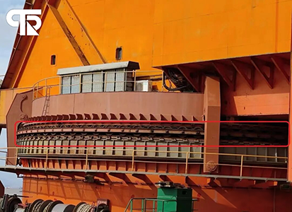 Can a Crane Navigate Curved Tracks Smoothly?